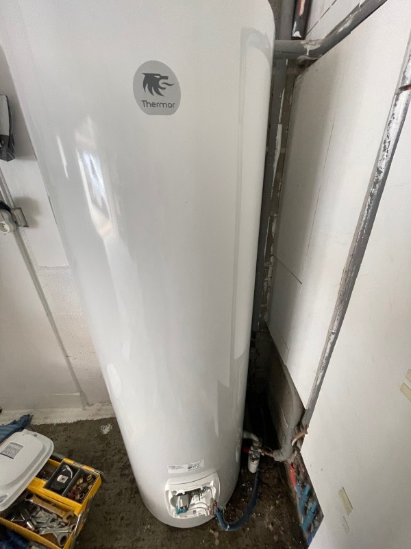 Plombier sérieux sur Vaugneray proche de Brindas pour une fuite chauffe-eau électrique qui ne chauffe plus - remplacement du chauffe-eau de 300l à Vaugneray 