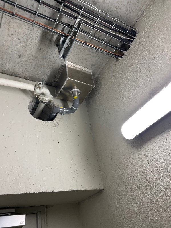 Canalisation d’eau sur Lyon à perrache, pose d’un bac réalisé sur mesure en aluminium - intervention d’un plombier à perrache pour canaliser une infiltration d’eau