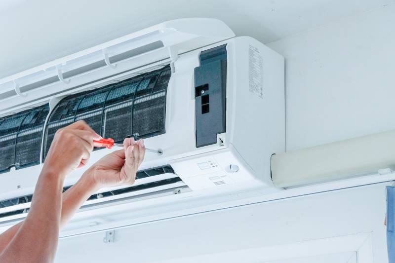 pose d'une clim gainable au mur sans groupe extérieur Ecully